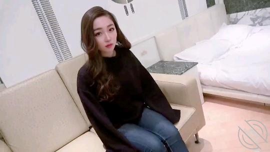 操高颜值白白净净美女}