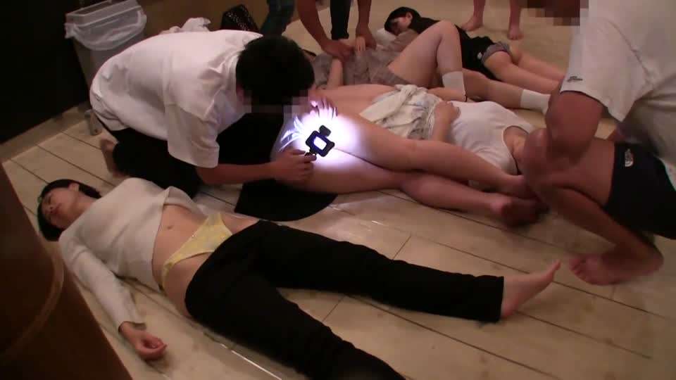 下药迷奸一群美女找个最漂亮的操}