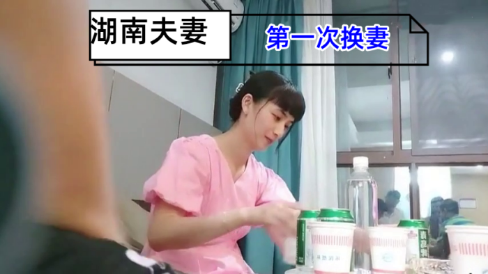 湖南夫妻第一次换妻为了打消尴尬老婆拉着老婆先来一次舌吻舔穴缓解尴尬}