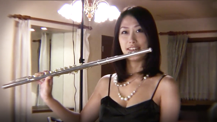 你有看过小姐姐一边吹着笛还被男子爆操吗}