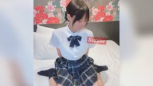 FC2-PPV-4772529_1 她被男人包围。她第一次被大量颜射和中出。}