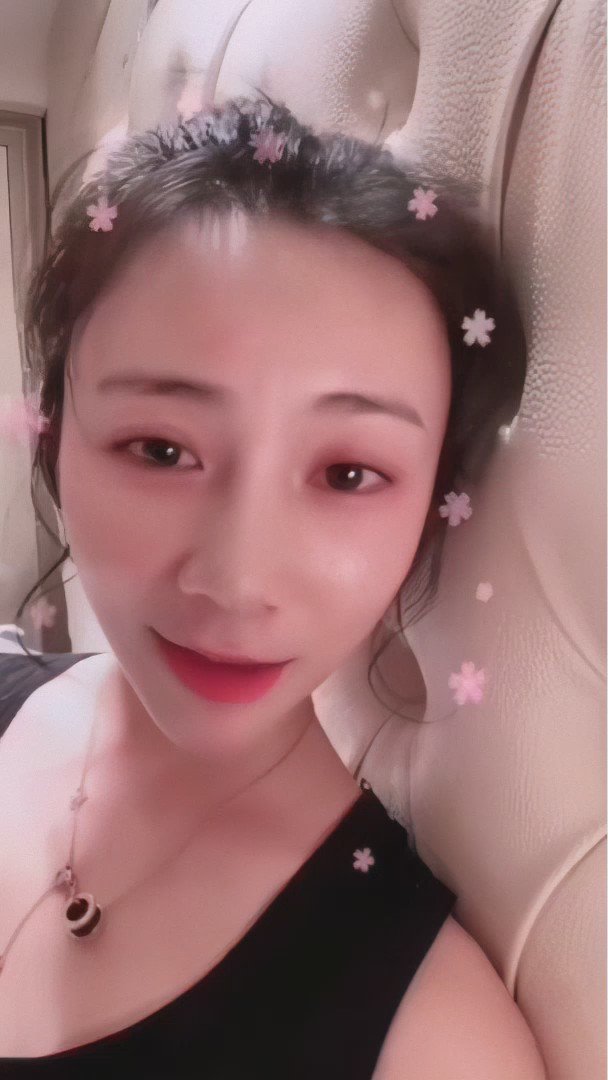 小时候枕边全是口水，长大了枕边却全是泪水}