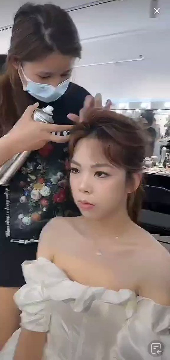 抖音直播 新娘妆主播露出小馒头}