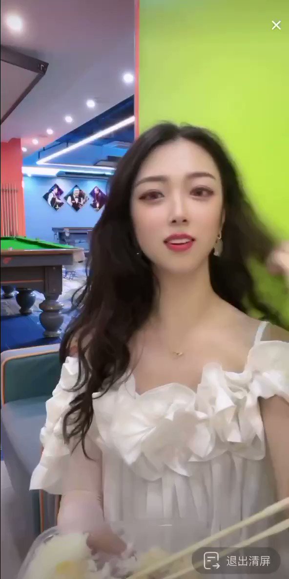 穿这样直播打球 让观众该看哪个球好呢}