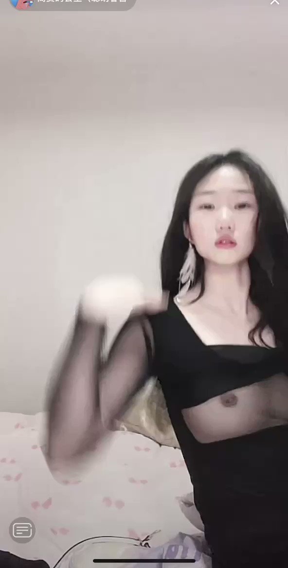 抖音直播 主播发现自己走光 这表情还是很到位的哈}