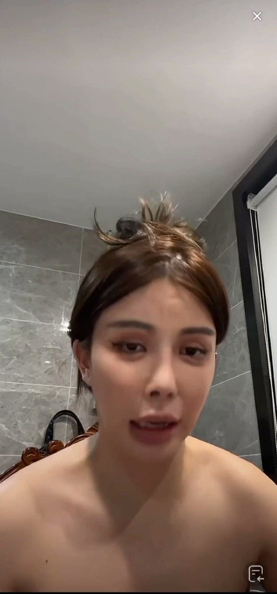 抖音主播全裸直播 怀疑是故意的 但没有证据哈 这两奶子都挂到肚脐眼了}