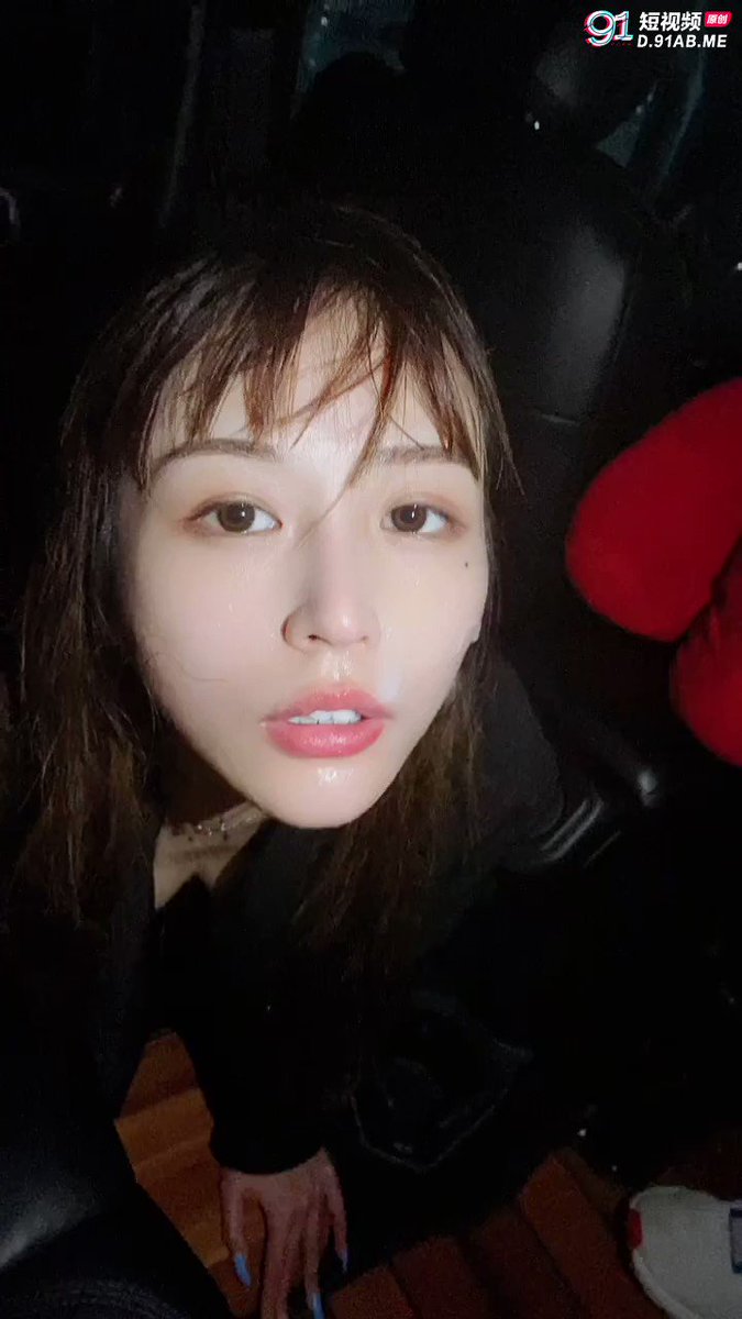 高傲的黑丝女邻居竟然在停车场被我颜射}