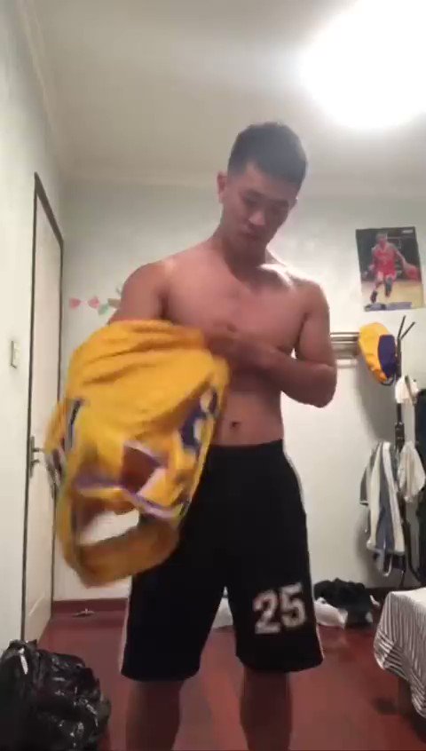 抖音vS推特 体育生变装视频就应该这样拍一件件穿上 袜子也上再变到一件不剩}