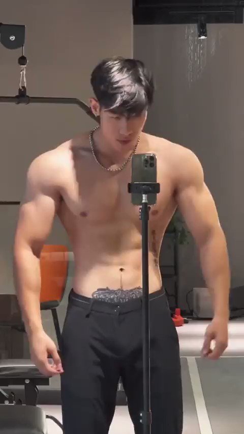 抖音VS推特 肌肉 网红的反差 纹身贴都快掉完色了 同样的手机 身材 侧边纹身 和露脸飞机的同一张脸}