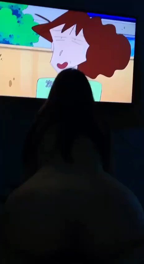 和表弟一边看蜡笔小新一边做爱，这是在找童年的感觉么，不过蜡笔小新也是很黄呢}