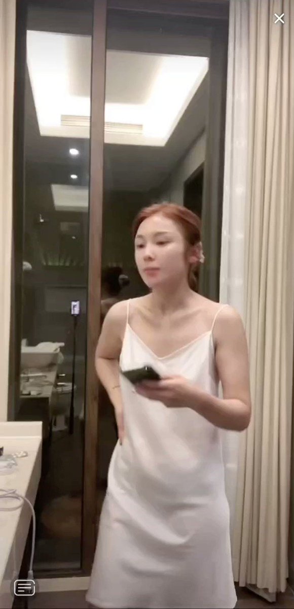 还以为要洗澡呢 上厕所看个屁  股}