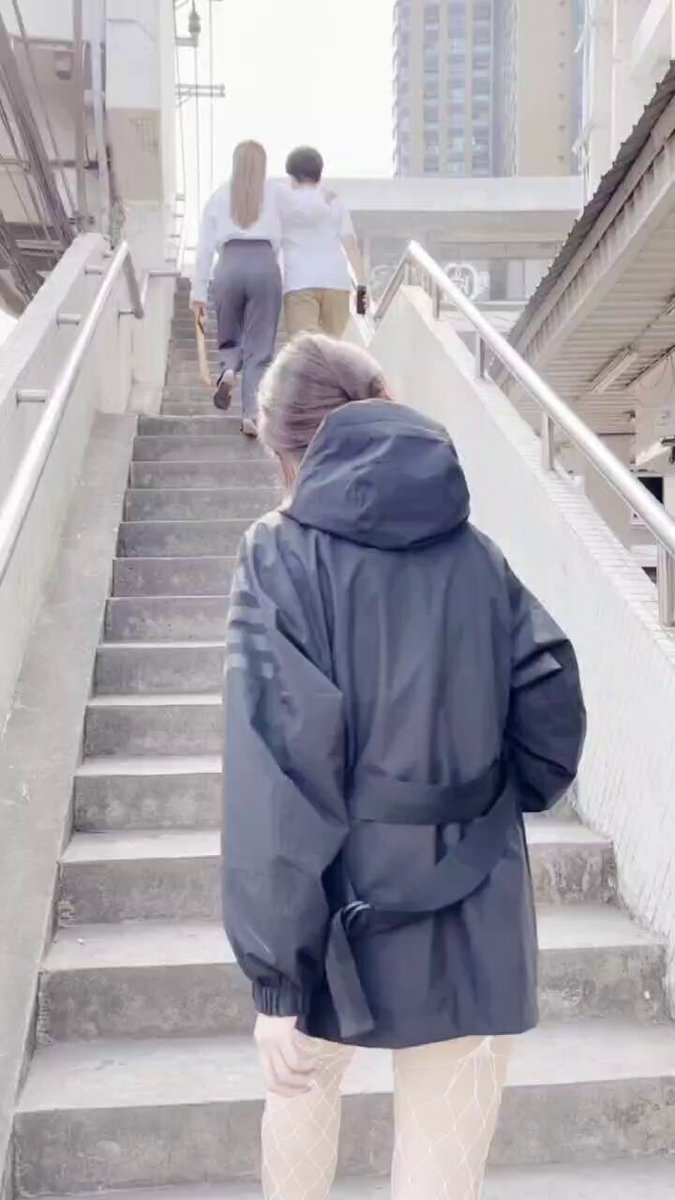 白丝渔网天台露出}