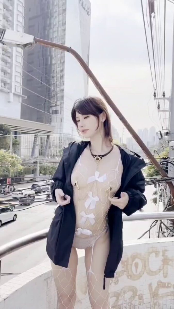白丝连体衣街头露出}