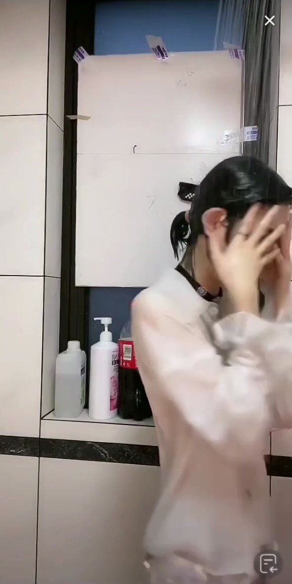 主播白色衬衣淋水湿身露点}