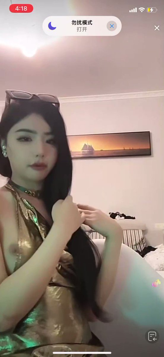 抖音直播 主播这衣服很有特点啊}