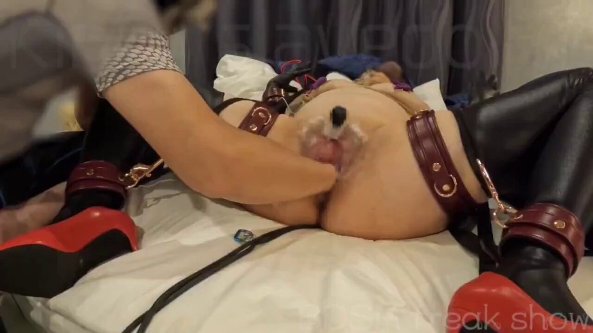 拳交扩张折磨女奴，女奴被玩弄的全身颤抖抽搐。}