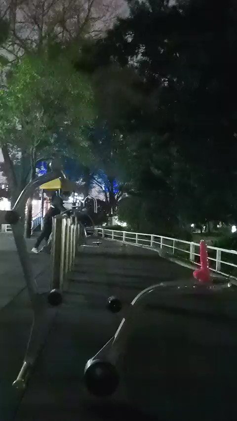 06小公园健身器材上放置假鸡巴，在路人的注视下，坐上去自慰。}