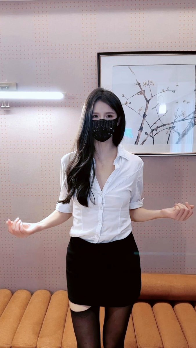 开场是规矩，中段是失序，最后只剩节拍在说话}