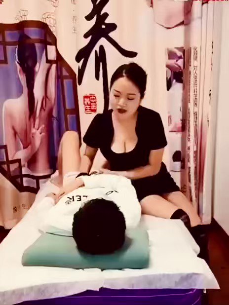 少妇去泳池勾引小弟弟、把小弟弟拉到换衣房给操了、真她妈的爽死了}