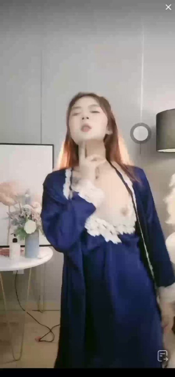 卧操 主播貌似很陶醉的样子}