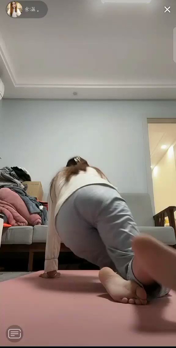 这俯卧撑做的 这姿势跟那啥似的}