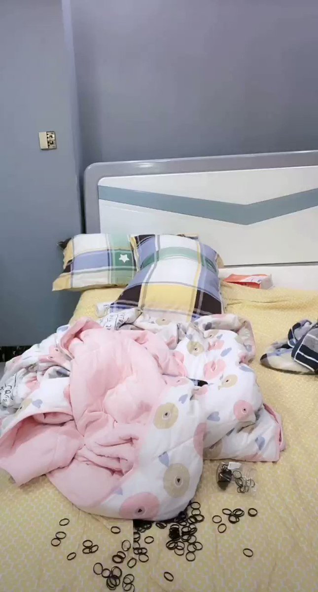 主播发现自己露点 好像很慌张的样子  演技还不错}