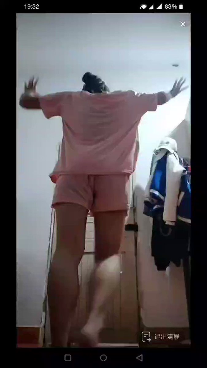 这倒立摔得不轻啊 把奶子都甩出来了}