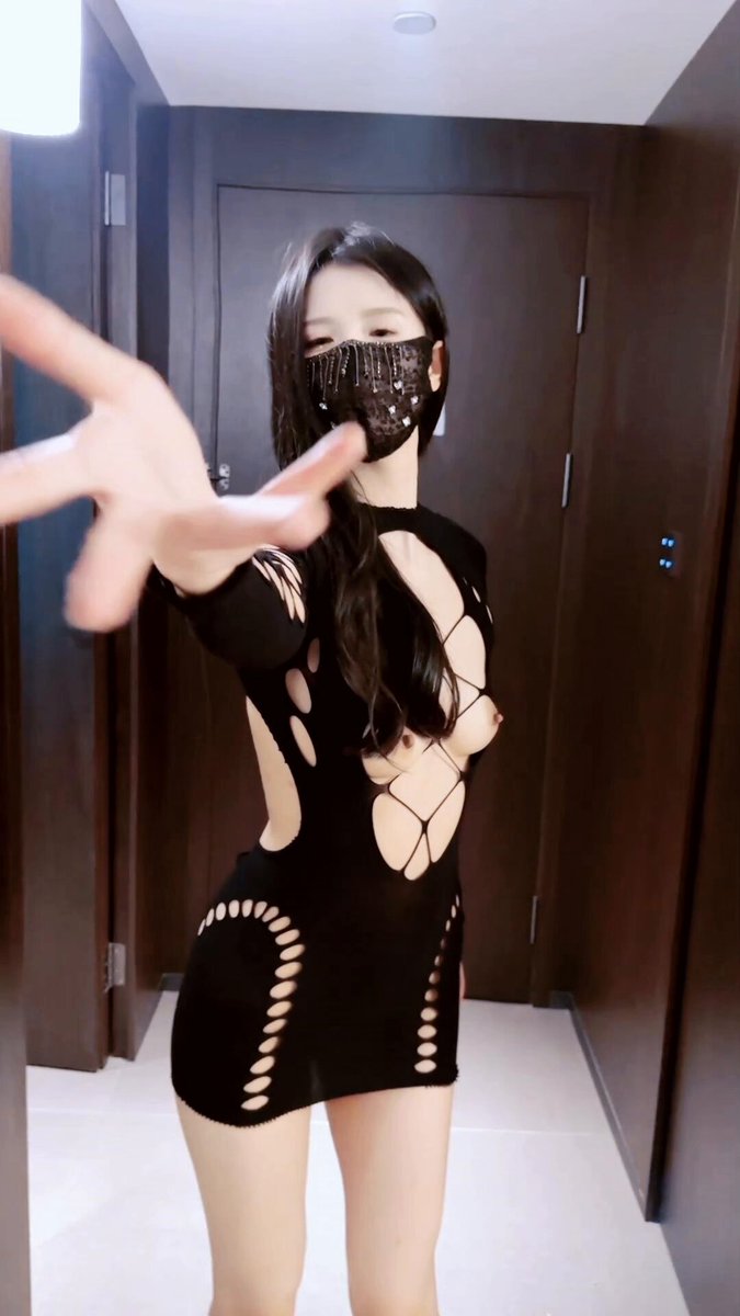 后半段留给你想象。把边界交给音乐，把目光交给我。慢慢看，}