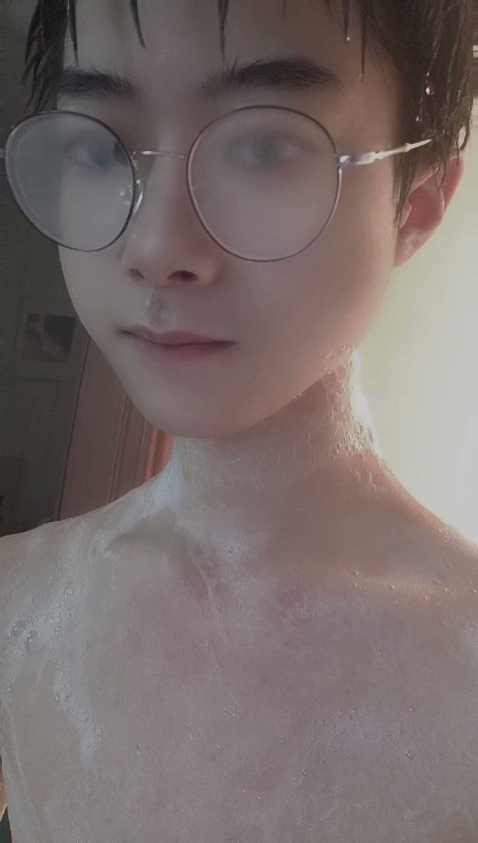 熙崽已经把小鸡鸡以及后面都洗干净咯??}