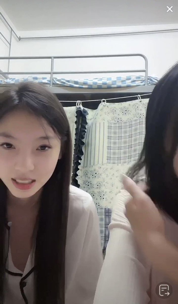 学生妹 青春的气息 可惜右边的没露点