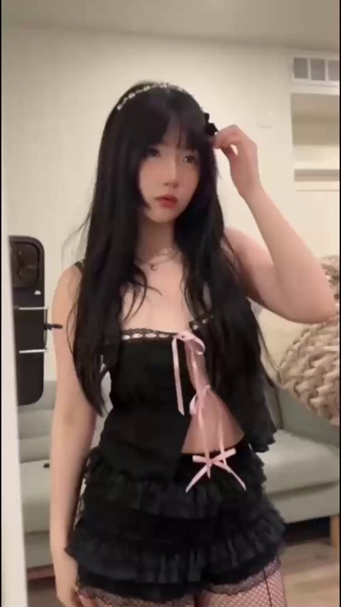 约操顶级推特网红，妩媚的眼神看着你口爆，淫荡粉穴一插就出水